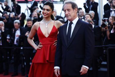Vincent Lindon (président du jury) et l'actrice indiennce Deepika Padukone (membre du jury) - Montée des marches du film « Armageddon Time » lors du 75ème Festival International du Film de Cannes. Le 19 mai 2022