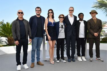 Marc Butan, Rodrigo Teixeira, Anne Hathaway, Michael Banks Repeta, James Gray, Jaylin Webb et Jeremy Strong au photocall d'«Armageddon Time», lors du Festival de Cannes, le 20 mai 2022. 