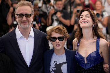 James Gray, Michael Banks Repeta et Anne Hathaway au photocall d'«Armageddon Time», lors du Festival de Cannes, le 20 mai 2022. 