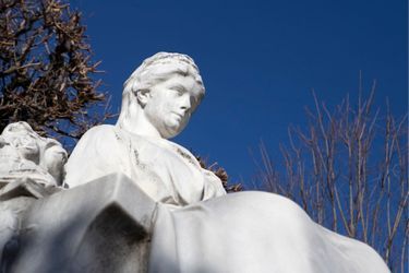 Détail du monument dédié à l’impératrice Elisabeth d’Autriche dans le parc Volksgarten à Vienne, le 22 janvier 2022 - 