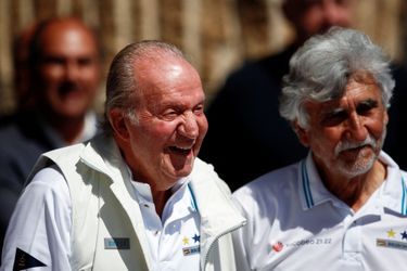 L&#039;ex-roi Juan Carlos d&#039;Espagne souriant à Sanxenxo, le 20 mai 2022