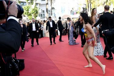 Une manifestante perturbe la montée des marches du film &quot;Trois mille ans à t&#039;attendre&quot; au Festival de Cannes, le 20 mai 2022. 