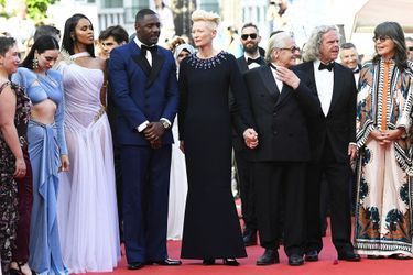 Tilda Swinton et Idris Elba - Montée des marches du film &quot;Trois mille ans à t&#039;attendre&quot; au Festival de Cannes, le 20 mai 2022. 