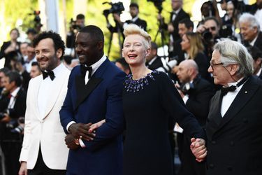 Tilda Swinton et Idris Elba - Montée des marches du film &quot;Trois mille ans à t&#039;attendre&quot; au Festival de Cannes, le 20 mai 2022. 