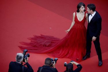 Casey Affleck et sa compagne Caylee Cowan - Montée des marches du film &quot;Trois mille ans à t&#039;attendre&quot; au Festival de Cannes, le 20 mai 2022.