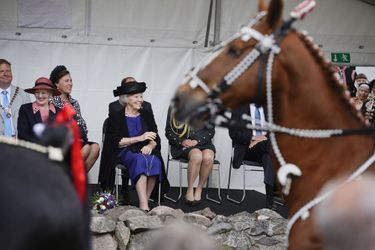 La reine Margrethe II de Danemark et l'ex-reine Beatrix des Pays-Bas et au musée d'Amager au Danemark, le 20 mai 2022