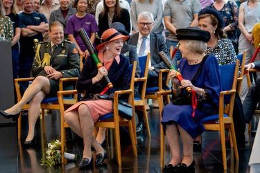 La reine Margrethe II de Danemark et la princesse Beatrix des Pays-Bas à l'hôtel de ville de Dragør au Danemark, le 20 mai 2022