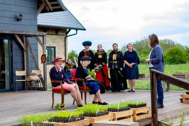 La reine Margrethe II de Danemark et l'ex-reine Beatrix des Pays-Bas dans une ferme de Seerupgaard au Danemark, le 20 mai 2022