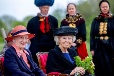 La reine Margrethe II de Danemark et l'ex-reine Beatrix des Pays-Bas dans une ferme de Seerupgaard au Danemark, le 20 mai 2022
