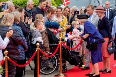 La princesse Beatrix des Pays-Bas salue un homme qui avait remis des fleurs à sa mère la reine Juliana quand il avait 6 ans, à Dragør au Danemark le 20 mai 2022