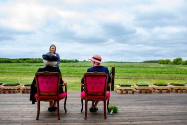 L&#039;ex-reine Beatrix des Pays-Bas et la reine Margrethe II de Danemark, de dos, dans une ferme de Seerupgaard au Danemark, le 20 mai 2022