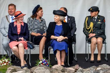 La reine Margrethe II de Danemark et l'ex-reine Beatrix des Pays-Bas et au musée d'Amager au Danemark, le 20 mai 2022