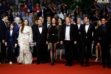Arnaud Desplechin, Marion Cotillard, Cosmina Stratan, Melvil Poupaud, Patrick Timsit, Francis Leplay et Benjamin Siksou - Montée des marches du film "Frère et soeur" au Festival de Cannes, le 20 mai 2022. 