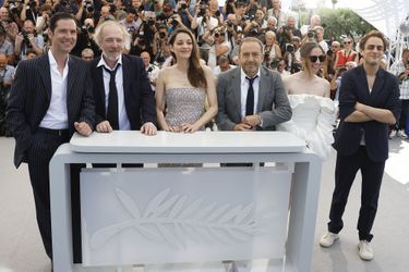 Marion Cotillard, Melvil Poupaud, Arnaud Desplechin, Benjamin Siksou, Cosmina Stratan - Photocall du film "Frère et soeur" au Festival de Cannes, le 21 mai 2022.