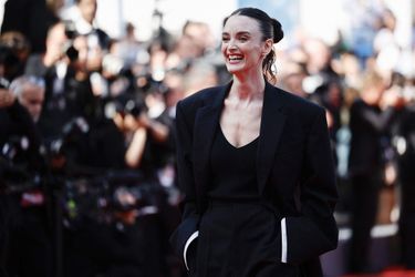Charlotte Le Bon - Montée des marches du film &quot;Sans filtre&quot; (&quot;Triangle of Sadness&quot;) au Festival de Cannes, le 21 mai 2022.