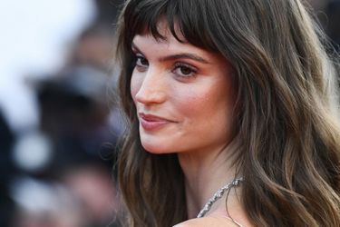 Charlbi Dean Kriek - Montée des marches du film &quot;Sans filtre&quot; (&quot;Triangle of Sadness&quot;) au Festival de Cannes, le 21 mai 2022.