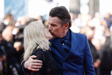 Ethan Hawke et sa femme Ryan - Montée des marches du film "Sans filtre" ("Triangle of Sadness") au Festival de Cannes, le 21 mai 2022.