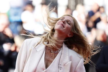 Sandrine Kiberlain - Montée des marches du film &quot;Sans filtre&quot; (&quot;Triangle of Sadness&quot;) au Festival de Cannes, le 21 mai 2022.
