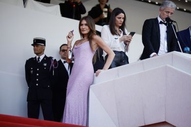 Carla Bruni - Montée des marches du film &quot;Sans filtre&quot; (&quot;Triangle of Sadness&quot;) au Festival de Cannes, le 21 mai 2022.
