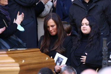 Nathalie Marquay et sa fille Lou Pernaut aux obsèques de Jean-Pierre Pernaut à la basilique Sainte-Clotilde de Paris, le 9 mars 2022. 