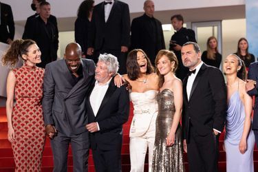 Doria Tillier, Jean-Pascal Zadi, Alain Chabat, Adèle Exarchopoulos, Anaïs Demoustier, Gilles Lellouche et Oulaya Amamra - Montée des marches du film « Fumer Fait Tousser » lors du 75ème Festival International du Film de Cannes. Le 21 mai 2022.