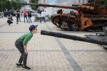 Photo prise à Kiev où les chars russes sont exhibés comme des trophées. 
