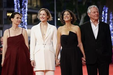 La réalisatrice Emily Atef et l&#039;équipe du film &quot;Plus Que Jamais&quot;, Bjorn Floberg et Vicky Krieps - Montée des marches pour le film «R.M.N» au Festival de Cannes, le 21 mai 2022.