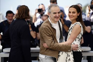 Alicia Vikander et Olivier Assayas - Photocall de la série &quot;Irma Vep&quot; au Festival de Cannes, le 21 mai 2022.