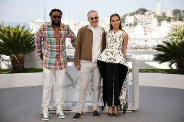 Alicia Vikander, Olivier Assayas et Byron Bowers - Photocall de la série "Irma Vep" au Festival de Cannes, le 21 mai 2022.
