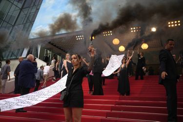 Une banderole a été déroulée par des militantes féministes à Cannes. Dessus, les noms de 129 victimes de féminicide.