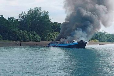Le ferry en flammes, aux Philippines.