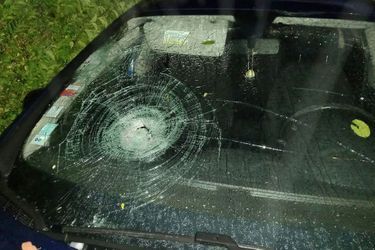 Une voiture avec le pare-brise brisé par la grêle, à Châteauroux. 