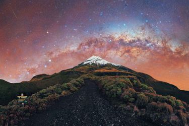 Le Mont Taranaki, en Nouvelle-Zélande, sous l&#039;arche de la Voie lactée.