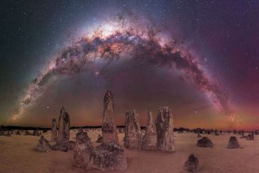 Un panorama à 180 degrés de la Voie lactée alors qu&#039;elle commence à se diriger vers l&#039;horizon dans le désert des Pinnacles, à deux heures au nord de Perth, en Australie occidentale.