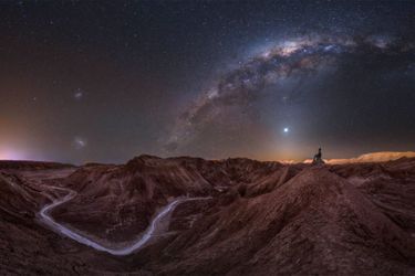 Le désert d&#039;Atacama, avec ses formations arides et son ciel étoilé, au Chili. 