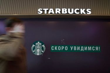 Un café Starbucks fermé à Saint-Pétersbourg, le 23 mai 2022. «À très vite», promettait l&#039;affiche.