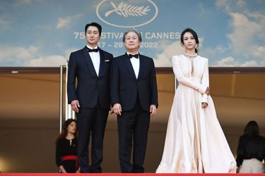 Chan-Wook Park, Tang Wei et Park Hae-il - Montée des marches pour le film &quot;Decision to Leave&quot; (&quot;Haeojil Gyeolsim&quot;) de Chan-Wook Park, le 23 mai 2022 au Festival de Cannes. 