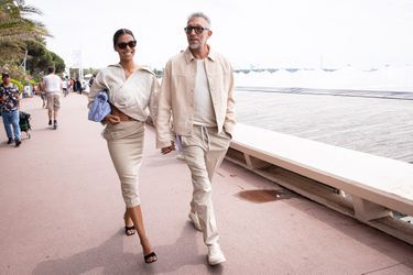Vincent Cassel et Tina Kunakey se baladent sur la Croisette, en marge du Festival de Cannes, le 23 mai 2022. 