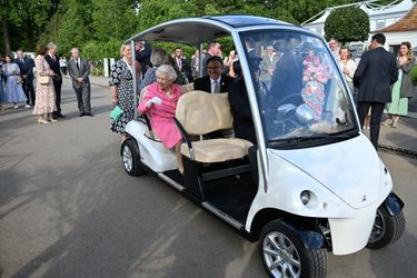 La reine Elizabeth II en voiturette de golf au Chelsea Flower Show à Londres, le 23 mai 2022