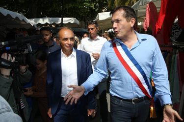 La candidat Reconquête Eric Zemmour accompagné de Marc-Etienne Lansade, maire de Cogolin