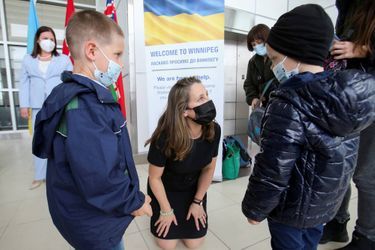 La vice-Première ministre canadienne Chrystia Freeland accueille des réfugiés ukrainiens à l'aéroport de Winnipeg, le 23 mai 2022.