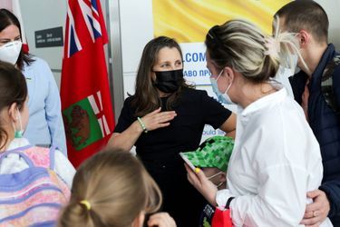 La vice-Première ministre canadienne Chrystia Freeland accueille des réfugiés ukrainiens à l'aéroport de Winnipeg, le 23 mai 2022.