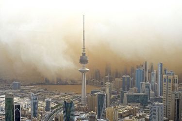 La tempête de poussière au-dessus de la ville de Koweït. 