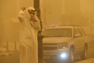 La tempête de poussière au-dessus de la ville de Koweït. 