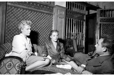 Avec Simone Signoret et Véra Clouzot, la femme du cinéaste, sur le tournage des «Diaboliques », en 1955.