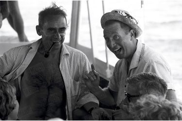 Avec Charles Trenet, en 1961, à Tahiti, où le réalisateur s’est retiré après la mort de son épouse l’année précédente.