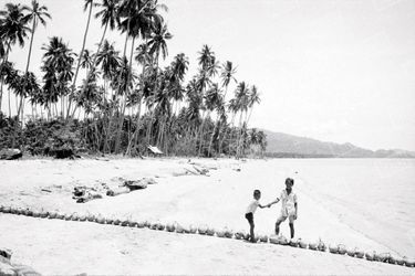 À Tambu, minuscule village des Célèbes, en Indonésie, la ligne a été marquée par des noix de coco. Ici, les 300 habitants vivent de la culture du coco, dont ils tirent l’huile de coprah.