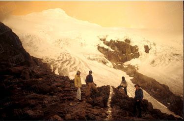 Le volcan Cayambe, dans les Andes équatoriennes, culmine à 5790 mètres à la latitude où la Terre est la plus large. Ce sommet enneigé est le point le plus éloigné du centre de la planète. Depuis un refuge situé à 4300 mètres d’altitude, Benoit Gysembergh trace, avec ses compagnons de cordée, une ligne à la chaux pour matérialiser l’équateur.