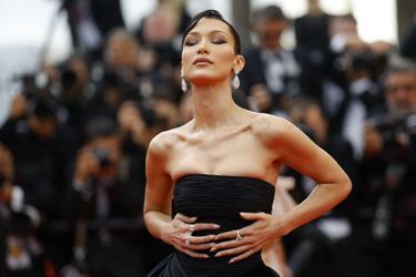 Bella Hadid - Montée des marches du film «L'Innocent» au Festival de Cannes, le 24 mai 2022. 