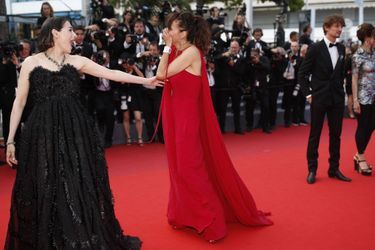Amira Casar, Sophie Marceau - Montée des marches pour le film «L'Innocent» et les 75 ans du Festival de Cannes, le 24 mai 2022. 